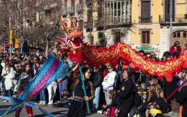 Geleneksel ejderhalar ve dansçılarla Çin 'in yeni yılının canlı kutlaması. Barselona İspanya, 02.07.2026