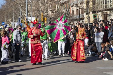 Geleneksel ejderhalar ve dansçılarla Çin 'in yeni yılının canlı kutlaması. Barselona İspanya, 02.07.2026