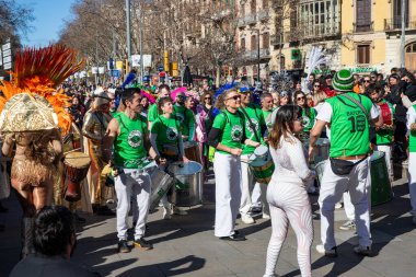 Geleneksel ejderhalar ve dansçılarla Çin 'in yeni yılının canlı kutlaması. Barselona İspanya, 02.07.2026