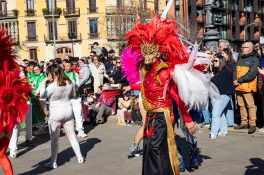 Geleneksel ejderhalar ve dansçılarla Çin 'in yeni yılının canlı kutlaması. Barselona İspanya, 02.07.2026