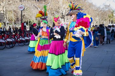 Geleneksel ejderhalar ve dansçılarla Çin 'in yeni yılının canlı kutlaması. Barselona İspanya, 02.07.2026