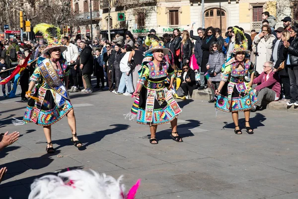 Geleneksel ejderhalar ve dansçılarla Çin 'in yeni yılının canlı kutlaması. Barselona İspanya, 02.07.2026