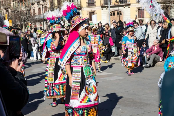 Geleneksel ejderhalar ve dansçılarla Çin 'in yeni yılının canlı kutlaması. Barselona İspanya, 02.07.2026