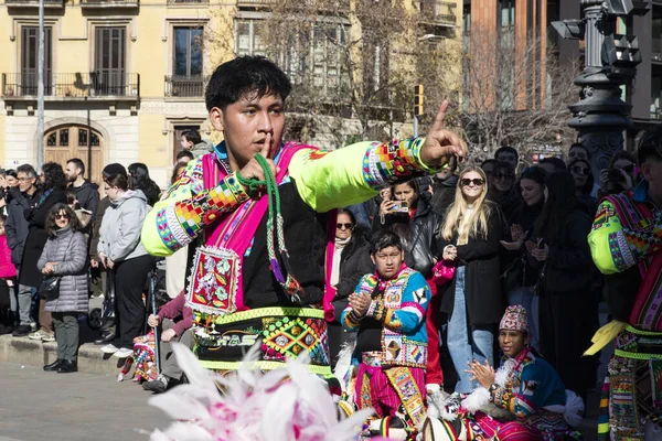 Geleneksel ejderhalar ve dansçılarla Çin 'in yeni yılının canlı kutlaması. Barselona İspanya, 02.07.2026