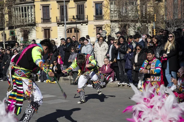 Geleneksel ejderhalar ve dansçılarla Çin 'in yeni yılının canlı kutlaması. Barselona İspanya, 02.07.2026