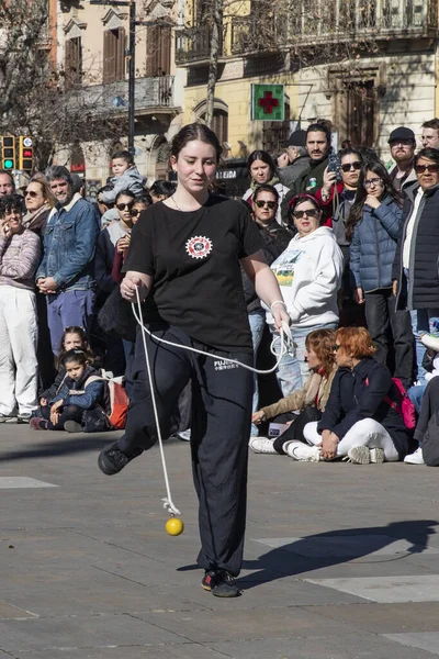 Geleneksel ejderhalar ve dansçılarla Çin 'in yeni yılının canlı kutlaması. Barselona İspanya, 02.07.2026