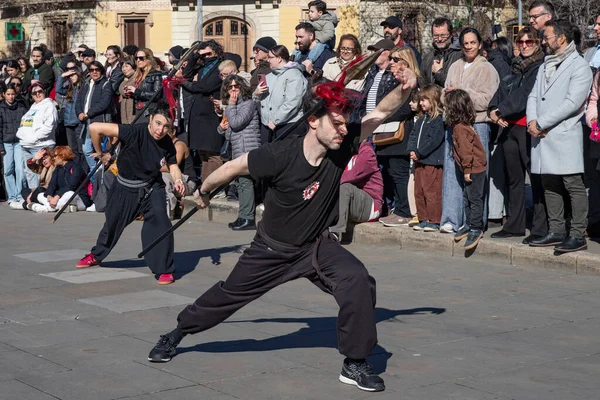 Geleneksel ejderhalar ve dansçılarla Çin 'in yeni yılının canlı kutlaması. Barselona İspanya, 02.07.2026
