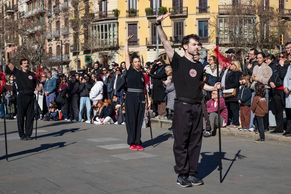 Geleneksel ejderhalar ve dansçılarla Çin 'in yeni yılının canlı kutlaması. Barselona İspanya, 02.07.2026