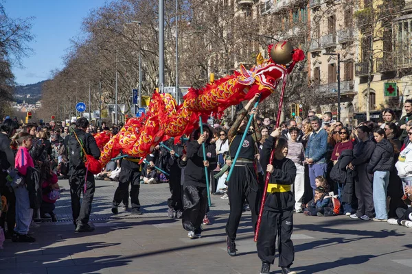 Geleneksel ejderhalar ve dansçılarla Çin 'in yeni yılının canlı kutlaması. Barselona İspanya, 02.07.2026