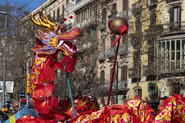 Geleneksel ejderhalar ve dansçılarla Çin 'in yeni yılının canlı kutlaması. Barselona İspanya, 02.07.2026