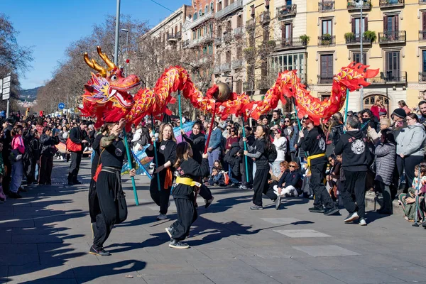 Geleneksel ejderhalar ve dansçılarla Çin 'in yeni yılının canlı kutlaması. Barselona İspanya, 02.07.2026
