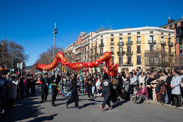 Geleneksel ejderhalar ve dansçılarla Çin 'in yeni yılının canlı kutlaması. Barselona İspanya, 02.07.2026