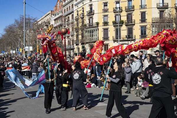 Geleneksel ejderhalar ve dansçılarla Çin 'in yeni yılının canlı kutlaması. Barselona İspanya, 02.07.2026