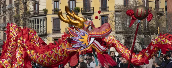 Geleneksel ejderhalar ve dansçılarla Çin 'in yeni yılının canlı kutlaması. Barselona İspanya, 02.07.2026