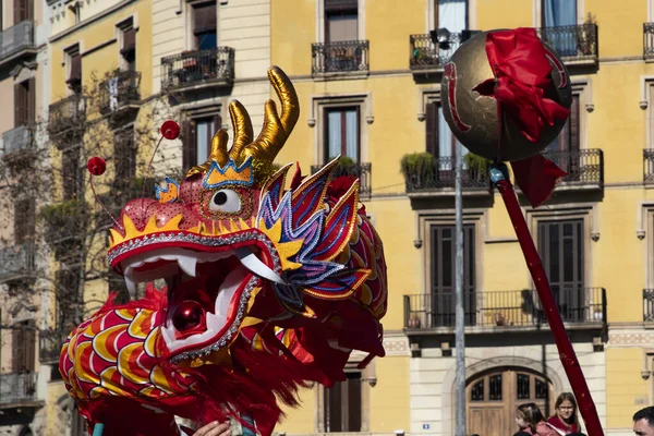 Geleneksel ejderhalar ve dansçılarla Çin 'in yeni yılının canlı kutlaması. Barselona İspanya, 02.07.2026
