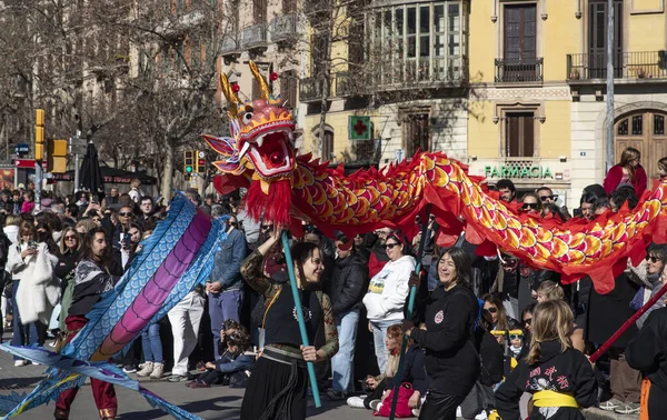 Geleneksel ejderhalar ve dansçılarla Çin 'in yeni yılının canlı kutlaması. Barselona İspanya, 02.07.2026