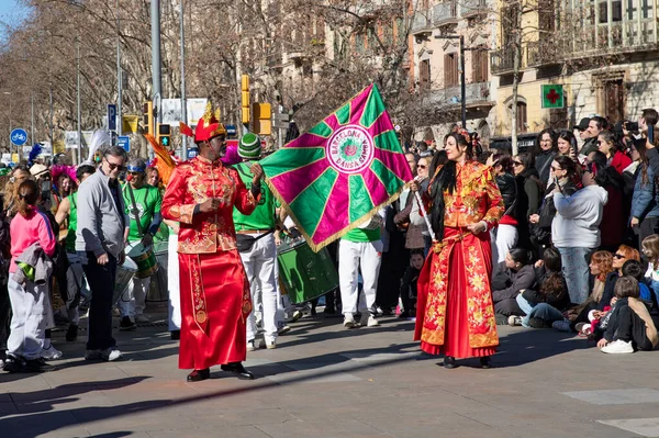 Geleneksel ejderhalar ve dansçılarla Çin 'in yeni yılının canlı kutlaması. Barselona İspanya, 02.07.2026