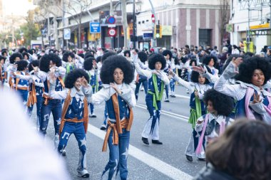 Barselona 'daki festival sokak karnavalında dünyanın farklı ülkelerinden parlak geleneksel kostümlü dansçılar yer alıyor. Barselona İspanya 14.02.2026