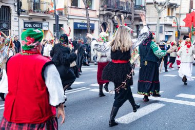 Barselona 'daki festival sokak karnavalında dünyanın farklı ülkelerinden parlak geleneksel kostümlü dansçılar yer alıyor. Barselona İspanya 14.02.2026