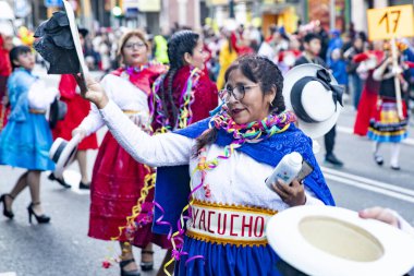 Barselona 'daki festival sokak karnavalında dünyanın farklı ülkelerinden parlak geleneksel kostümlü dansçılar yer alıyor. Barselona İspanya 14.02.2026