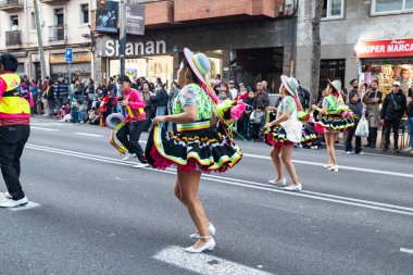 Barselona 'daki festival sokak karnavalında dünyanın farklı ülkelerinden parlak geleneksel kostümlü dansçılar yer alıyor. Barselona İspanya 14.02.2026