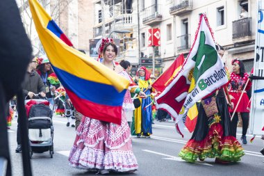 Barselona 'daki festival sokak karnavalında dünyanın farklı ülkelerinden parlak geleneksel kostümlü dansçılar yer alıyor. Barselona İspanya 14.02.2026