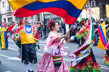 Barselona 'daki festival sokak karnavalında dünyanın farklı ülkelerinden parlak geleneksel kostümlü dansçılar yer alıyor. Barselona İspanya 14.02.2026