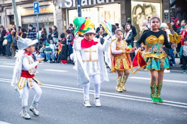 Barselona 'daki festival sokak karnavalında dünyanın farklı ülkelerinden parlak geleneksel kostümlü dansçılar yer alıyor. Barselona İspanya 14.02.2026