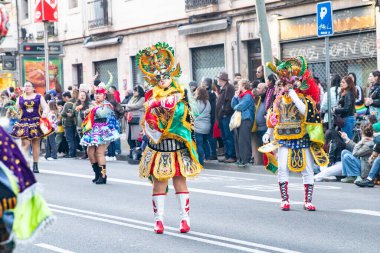 Barselona 'daki festival sokak karnavalında dünyanın farklı ülkelerinden parlak geleneksel kostümlü dansçılar yer alıyor. Barselona İspanya 14.02.2026