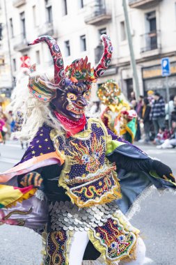 Barselona 'daki festival sokak karnavalında dünyanın farklı ülkelerinden parlak geleneksel kostümlü dansçılar yer alıyor. Barselona İspanya 14.02.2026