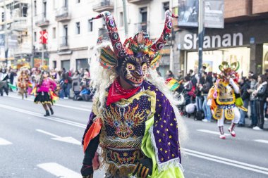 Barselona 'daki festival sokak karnavalında dünyanın farklı ülkelerinden parlak geleneksel kostümlü dansçılar yer alıyor. Barselona İspanya 14.02.2026