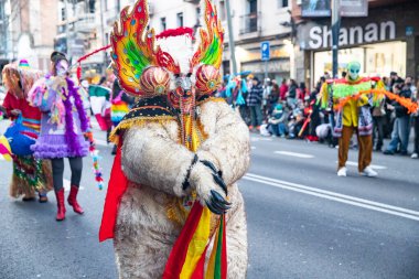 Barselona 'daki festival sokak karnavalında dünyanın farklı ülkelerinden parlak geleneksel kostümlü dansçılar yer alıyor. Barselona İspanya 14.02.2026