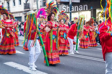 Barselona 'daki festival sokak karnavalında dünyanın farklı ülkelerinden parlak geleneksel kostümlü dansçılar yer alıyor. Barselona İspanya 14.02.2026