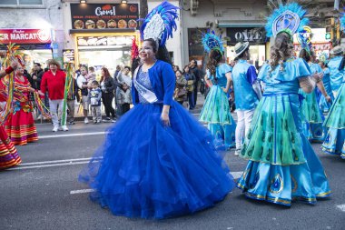 Barselona 'daki festival sokak karnavalında dünyanın farklı ülkelerinden parlak geleneksel kostümlü dansçılar yer alıyor. Barselona İspanya 14.02.2026