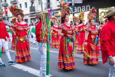 Barselona 'daki festival sokak karnavalında dünyanın farklı ülkelerinden parlak geleneksel kostümlü dansçılar yer alıyor. Barselona İspanya 14.02.2026