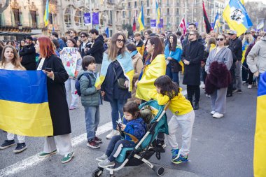 Ukraynalıların Avrupa 'daki barışçıl mitingleri uzun savaş yıllarını ve Rus saldırganlığını hatırlatıyor. Ukrayna 'da barışı destekleyen bayraklı ve posterli eylemciler. Barselona İspanya 22.02.2026