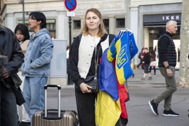 Ukraynalıların Avrupa 'daki barışçıl mitingleri uzun savaş yıllarını ve Rus saldırganlığını hatırlatıyor. Ukrayna 'da barışı destekleyen bayraklı ve posterli eylemciler. Barselona İspanya 22.02.2026