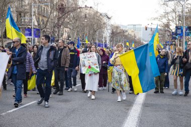 Ukraynalıların Avrupa 'daki barışçıl mitingleri uzun savaş yıllarını ve Rus saldırganlığını hatırlatıyor. Ukrayna 'da barışı destekleyen bayraklı ve posterli eylemciler. Barselona İspanya 22.02.2026