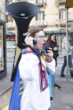 Ukraynalıların Avrupa 'daki barışçıl mitingleri uzun savaş yıllarını ve Rus saldırganlığını hatırlatıyor. Ukrayna 'da barışı destekleyen bayraklı ve posterli eylemciler. Barselona İspanya 22.02.2026