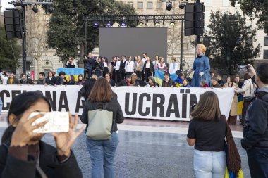 Ukraynalıların Avrupa 'daki barışçıl mitingleri uzun savaş yıllarını ve Rus saldırganlığını hatırlatıyor. Ukrayna 'da barışı destekleyen bayraklı ve posterli eylemciler. Barselona İspanya 22.02.2026