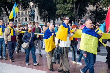 Ukraynalıların Avrupa 'daki barışçıl mitingleri uzun savaş yıllarını ve Rus saldırganlığını hatırlatıyor. Ukrayna 'da barışı destekleyen bayraklı ve posterli eylemciler. Barselona İspanya 22.02.2026
