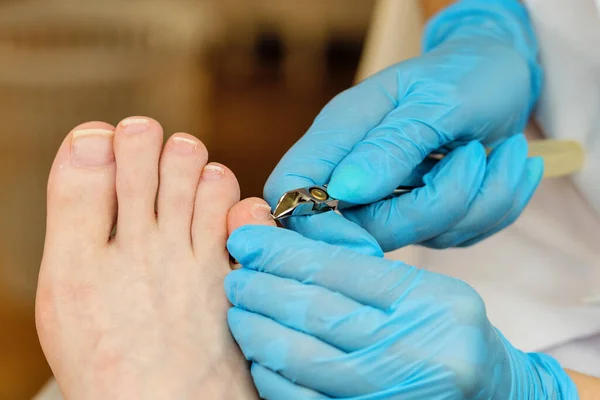 Master chiropody removes cuticle