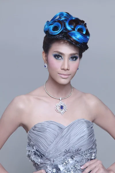 Moda elegante morena tailandesa mulher posando com criativa estilo de cabelo chignon — Fotografia de Stock
