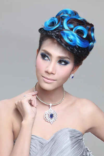 Elegante moda bruna donna tailandese in posa con creativo chignon hair-style — Foto Stock