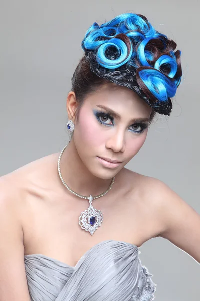 Moda elegante morena tailandesa mulher posando com criativa estilo de cabelo chignon — Fotografia de Stock
