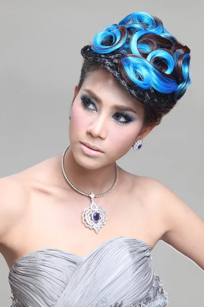 Elegante mode brunette Thaise vrouw poseren met creatieve chignon-kapsel — Stockfoto