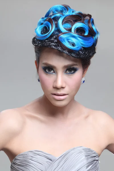 エレガントなファッションのブルネット タイ女性が創造的な髷のヘアスタイルでポーズ — ストック写真