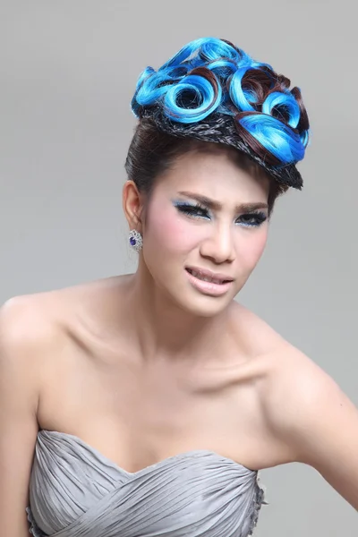 Elegante Mode brünette Thailänderin posiert mit kreativer Chignon-Frisur — Stockfoto