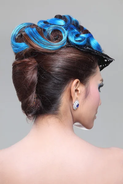 Moda elegante morena tailandesa mulher posando com criativa estilo de cabelo chignon — Fotografia de Stock