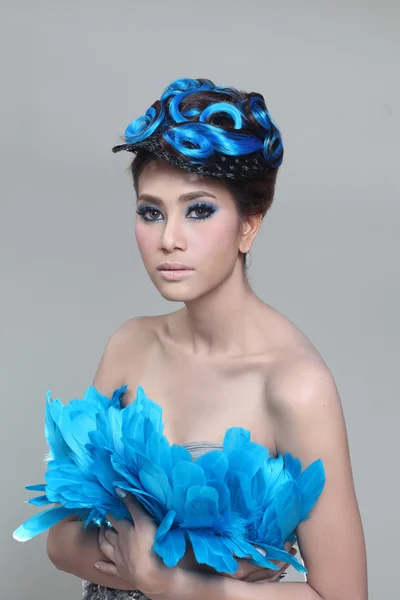 Elegante mode brunette Thaise vrouw poseren met creatieve chignon-kapsel — Stockfoto
